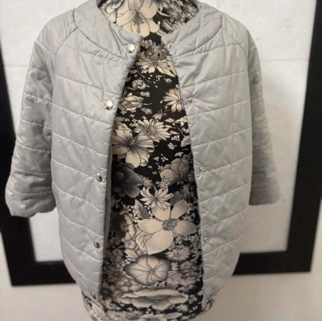 Ljusgrå trekvartsärmad jacka - 1