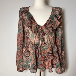 Mönstrad blus  - Superfin meshblus med volanger och knytning.  Storlek s Köp sker via köp nu, jag postar inom 24h. Kvar tills markerad såld