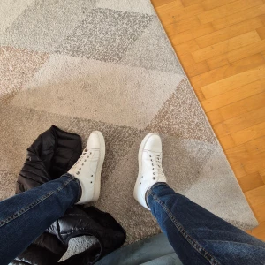 Lanvins vita - Säljer ett par klassiska vita sneakers från Lanvin i skinn., platt sula och vita snören. Stilren design som passar till det mesta och ger en clean look. Märket syns på sulan. Perfekta för dig som gillar minimalistisk stil.PRIS KAN DISKUTERAS VID SNABB AFFÄR!