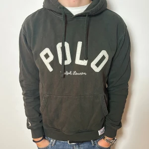 Polo Ralph lauren hoodie | S  - Mörkgrön Ralph lauren hoodie | fint skick utan defekter | modellen på bilden är ca 180 cm | tveka inte att höra av dig om du har frågor 🙌