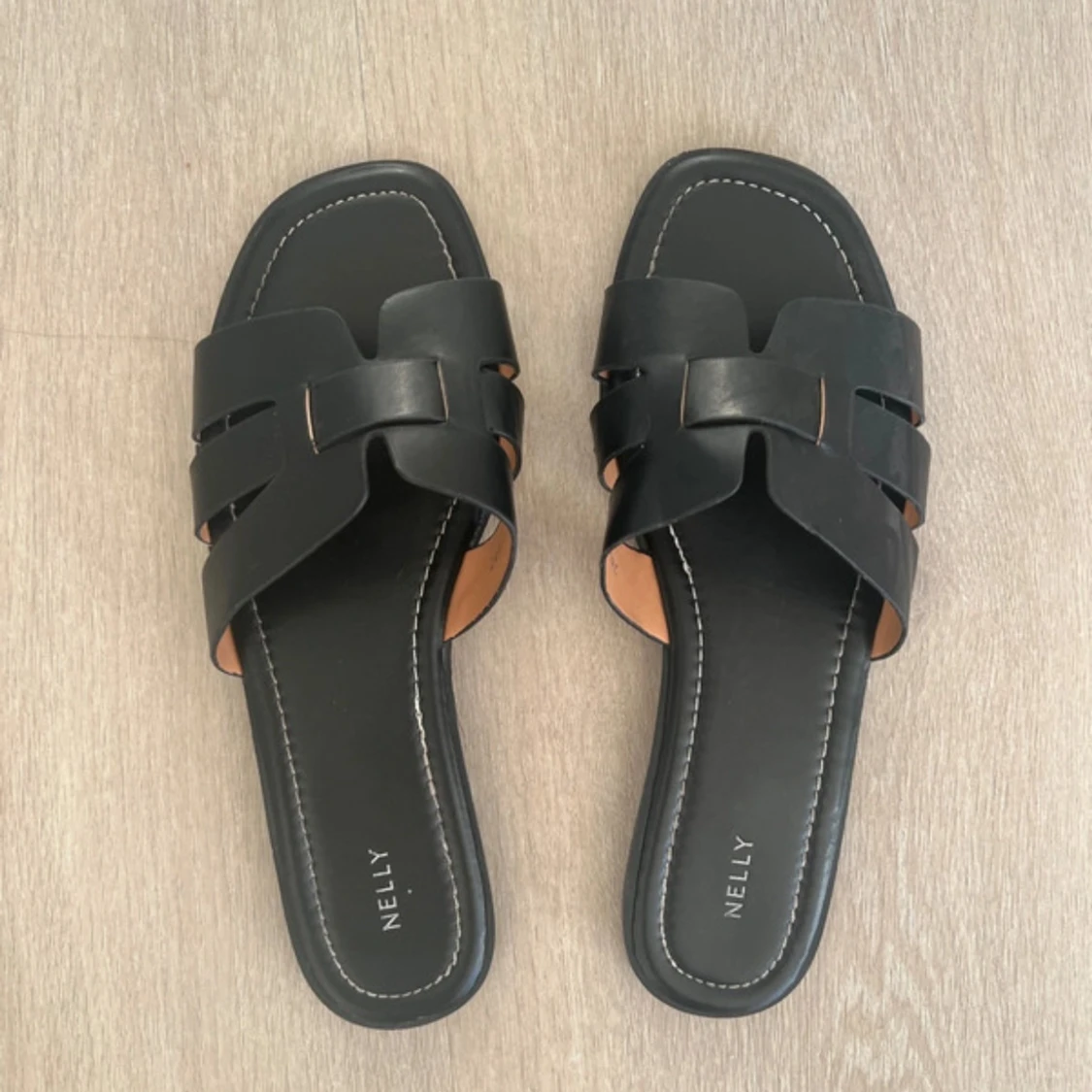Svarta sandaler från Nelly