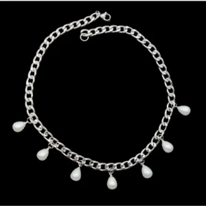Chunky silverhalsband med pärldroppar - Stilrent halsband i chunky silverfärgad kedja med sju droppformade vita pärlor som hänger längs hela kedjan. Perfekt statement piece för dig som gillar att sticka ut och addera lite edge till din look.