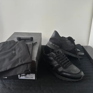 Valentino rockrunners 40,5 - Valentino Rockrunner storlek 40,5 lite stor i storlek passar mer 41,5. Använd men fortfarande i bra skick bara insidan som syns också syns på bilden.  Finns mycket fejk på nätet så Allt medföljer 100% legit kan leta efter kvitto om ni vill ha den kan jag försöka hitta nånstans i mejlen. Pris går att diskutera!