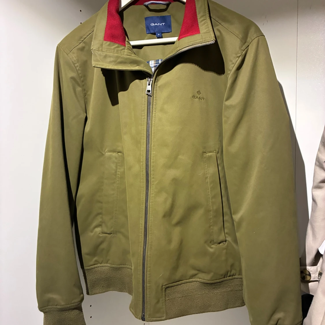 Olivgrön vindjacka från GANT