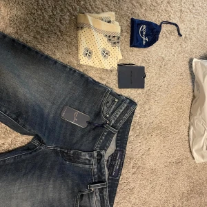 Mörkblå jeans från Jacob Cohen - Snygga mörkblå jeans från Jacob Cohen med klassisk design. Jeansen har en normal passform och är tillverkade i högkvalitativt denim. Lapparna är borttagna från byxorna men de är ej använda bara testade. De har inga tecken på slitage. Kom gärna med bud😁