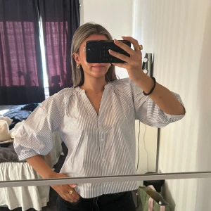 h&m blus - Jättefin blus från hm, slutsåld på hemsidan💕 Helt oanvänd💕💕