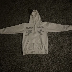Vit Bling Lucid fullzip - Det är en vit full zip tröja från bling lucid. Det ända tecknet på skada är att de har låsbar lite pärlor. Men de gör ingenting för det är en riktigt fin tröja.