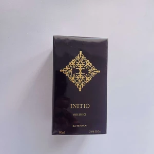 Initio Side Effect Eau de Parfum 90ml - Initio Side Effect Eau de Parfum i lyxig svart kartong med gulddetaljer. Flaskan rymmer 90 ml och har en elegant, exklusiv design med dekorativt mönster på framsidan. Perfekt för dig som gillar unika och sofistikerade dofter. Har redan öppnat!
