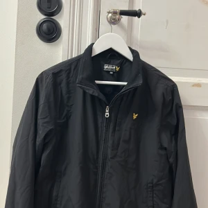 Svart vindjacka från Lyle & Scott - Svart vindjacka från Lyle & Scott utan luva. Jävligt skön nu till hösten. Fickor på sidorna och allmänt go. Stl 14/15 år vilket är typ XS i vuxen storlek. Pris kan diskuteras 