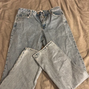 Ljusblå raka jeans från STR - Säljer ett par ljusblå jeans från STR i klassisk rak modell. Jeansen har fem fickor, normal midja och är tillverkade i bomull. Perfekta för dig som gillar en avslappnad och tidlös look.