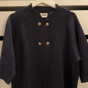 Suuuuperfin cardigan från Isay!!! - Superfin marinblå cardigan från Isay i storlek XL men passar på mig som har S. Aldrig använd, lappen+extra knappar finns med (tog av de för bilder). SKRIV TILL MIG INNAN KÖP!🤎