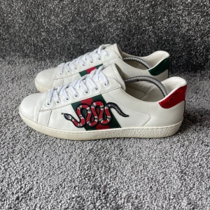 Gucci Skor  - ‼️VI TAR EJ BYTEN‼️Gucci Ace Skor | Skick: 8/10 | Storlek 7,5 motsvarar 41,5-42 EU | ingår skopåse vid köp. | Fraktar inom 24H efter köp på köparens bekostnad 📦💨 | Hör av dig vid minsta fråga eller fundering 💭