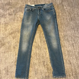 Dondup George Skinny Fit Jeans - Snygga blå jeans från Dondup, modell George Skinny Fit. De har klassisk femficksdesign, smal passform och är tillverkade i mjukt denim. Perfekta för dig som gillar en modern och slimmad look. Made in Italy. Skick 9/10. Fråga gärna om du vill ha mer bilder eller frågor🤗(original pris runt 3300kr)
