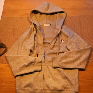 Grå hoodie Strl M - Säljer nu en fet grå hoodie bara använd ett få tal gånger för den inte passar mig och det står att det är 2XL men det är typ XS-S