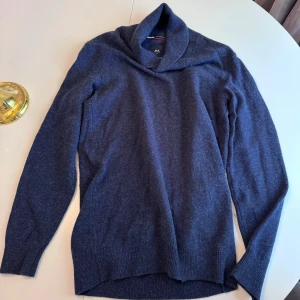 Lindbergh  kofta i 100% merinoull, mörkblå, strl M - Elegant och tidlös tröja från Lindbergh i 100% extra fin merinoull. Färg: Mörkblå Storlek: M Skick: Som ny, aldrig använd