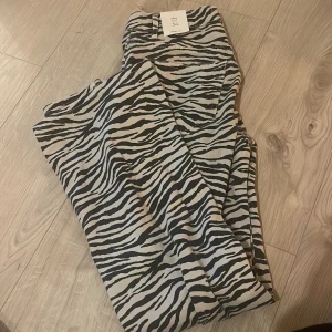 Zebramönstrade jeans  - Snygga jeans med zebramönster 