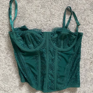 Grön korsetttopp - Kommer tyvärr inte till användning men skitsnygg!