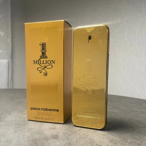 Paco Rabanne 1 Million EdT 100ml - ‼️60ml är kvar‼️Paco Rabanne 1 Million Eau de Toilette, 100ml flaska. Ikonisk guldig rektangulär flaska med lyxig känsla och svart detaljerad kartong. Doften är maskulin och fräsch, perfekt för dig som gillar att sticka ut. Ca 60 ml kvar i flaskan.