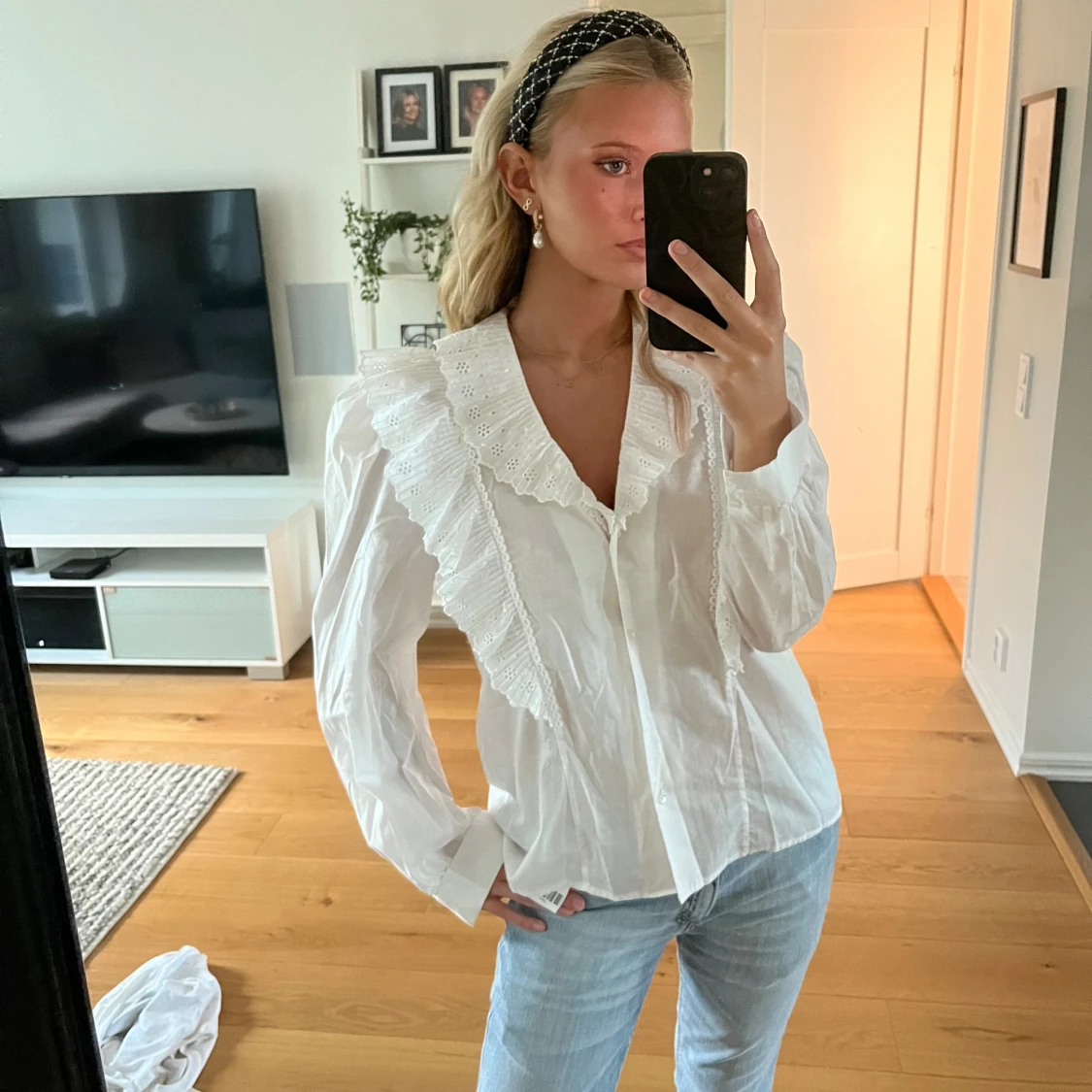 Vit blus med volangkrage och spets - 1