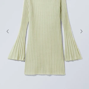 Ljus ribbad kortklänning med trumpetärm - Säljer en ljus stickad kortklänning med snygga trumpetärmar. Klänningen har en figurnära passform och är tillverkad i mjukt stickat material som känns skönt mot huden. Perfekt för dig som gillar stilrena och trendiga plagg med lite edge.