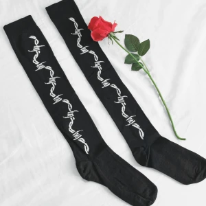 Knästrumpor 🕷️ - Spicy alternativa knästrumpor med taggtråd! 🥵I nyskick. Storlek 37-39, 80cm långa (stretchiga) 📏Frakt tillkommer 💌