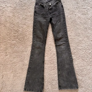 Grå bootcut jeans - Snygga grå bootcut jeans 