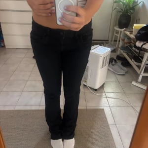 Svarta bootcut jeans från LTB - Säljer ett par svarta jeans från LTB, modell Valerie. De har bootcut passform och låg midja. Jeansen är i stretchigt denimtyg och har klassiska fem fickor. Perfekta om du gillar en lite utsvängd look nertill.