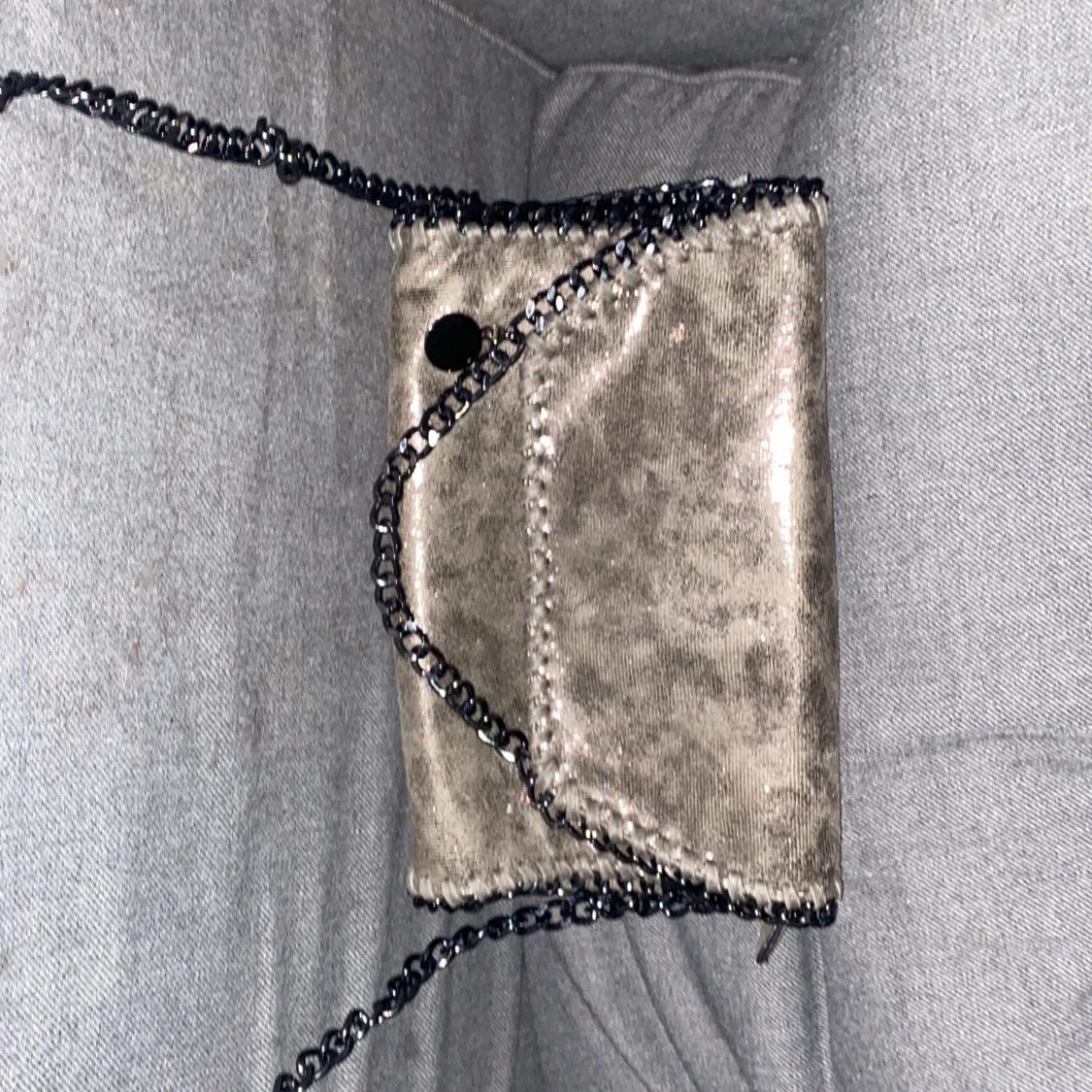 Glittrig silver axelväska med kedja