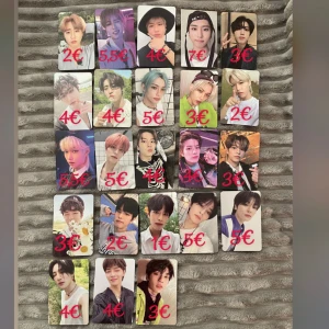 Stray Kids  - Priserna står i euro men betalas i Kr! Alltså är 4€ = 40kr! Priserna kan alltid diskuteras, hör av dig vid frågor ^^
