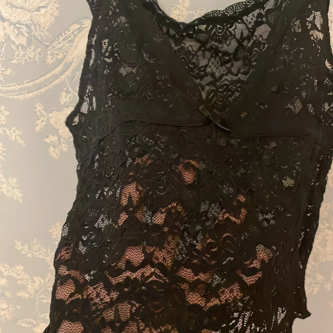 Svart spetsig linnetopp med rosett - 1