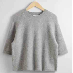 Trekvartsärmad stickad tröja  - Säljer den här grå trekvartsärmade stickade tröjan från & other stories💘 mycket fint skick, inga tecken på användning. Den här färgen säljs inte längre! Nypris 790 kr, pris kan diskuteras🩵