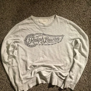 Ralph Lauren Tröja - ✨ Unikt plagg- perfekt för dig som vill sticka ut!   Denna Ralph Lauren tröja i färgen grå är både stilrent och trendigt samt enkelt att matcha till vardags men också perfekt när du vill känna dig lite extra uppklädd!  ✔️ Noggrant utvalt för att passa en modern stil ✔️ Skönt material som sitter snyggt ✔️ Endast försiktigt använt / i fint skick (se bilder)  📦 Snabb frakt & alltid välpaketerat ✉️ Har du frågor? Skriv gärna, jag svarar snabbt