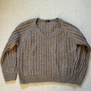 Stickad tröja - Jättefin stickad tröja nu till hösten. Köpt på Gina Tricot, använd typ 1 gång. Helt i nyskick. 🩷