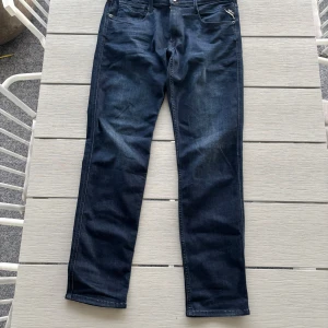 Replay anbass jeans | W33 - Hejsan säljer nu ett par replay jeans i väldigt fint skick, på bilden inuti så ser man att den lappen är avklippt, men de stör inget😀 vill bara framgå med de ifall nån undrar Storlek : W33 / L32 Skick : Mycket bra  Färg : marinblå  Hör av er vid frågor, MVH VONUE🤩