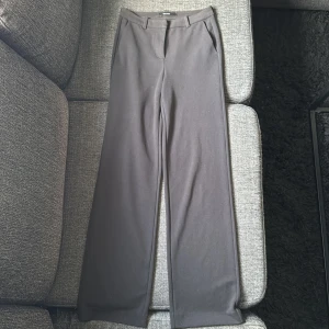 Svarta kostymbyxor från Vero Moda storlek xs/32  - Svarta kostymbyxor från Vero Moda i storlek XS/32. Byxorna har medel/hög midja, vida ben och fickor framtill. Materialet är ej som ”vanliga” kostymbyxor utan mer bekvämt material.