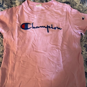 T-shirt - Rosa t-shirt från champion. Sparsamt använd. Storlek S Tvättar allt innan, skriv för mer bilder eller om du har några frågor.💞