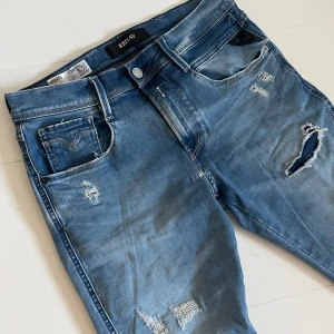 Replay anbass  - Replay anbass - skick 9/10, väldigt bra skick! - stl 29/32 - skriv om ni vill ha mått 📏- sjuuukt snygga jeans med feta slitningar! - hör av er vid frågor!🙌
