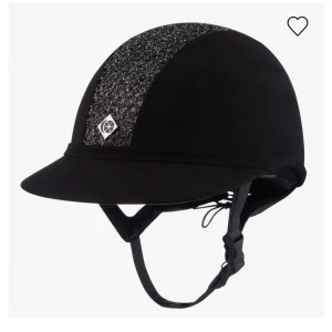 Svart glittrig ridhjälm Charles Owen - Snygg svart ridhjälm från Charles Owen med glittrig detalj på ovansidan och klassisk skärm. Hjälmen har justerbart hakband och en elegant design som sticker ut i stallet.