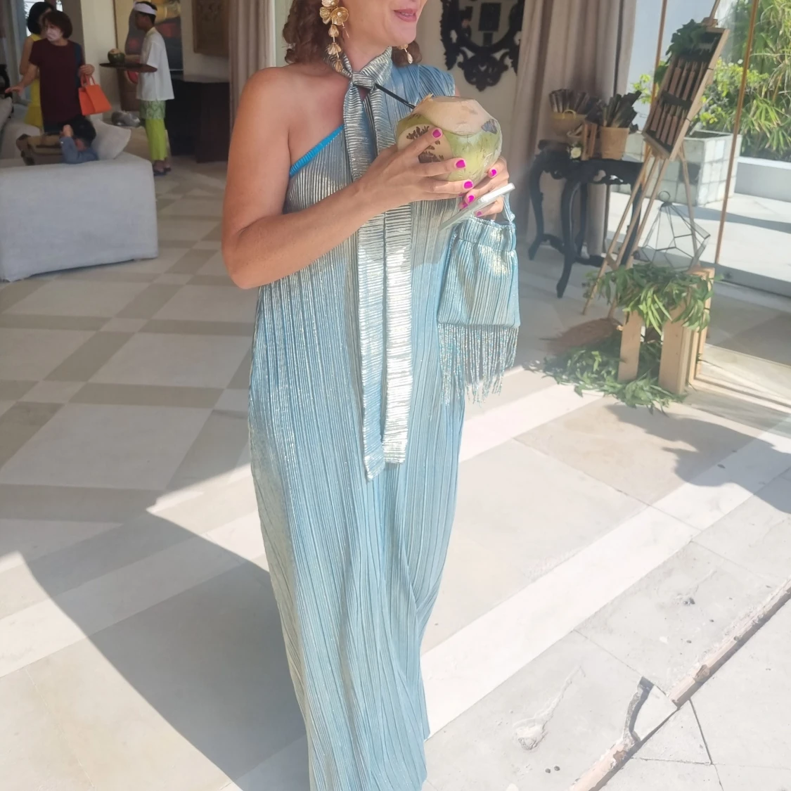 Ljusblå långklänning med scarfdetalj - 2