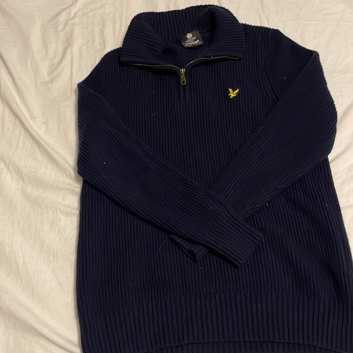 Mörkblå stickad tröja från Lyle & Scott
