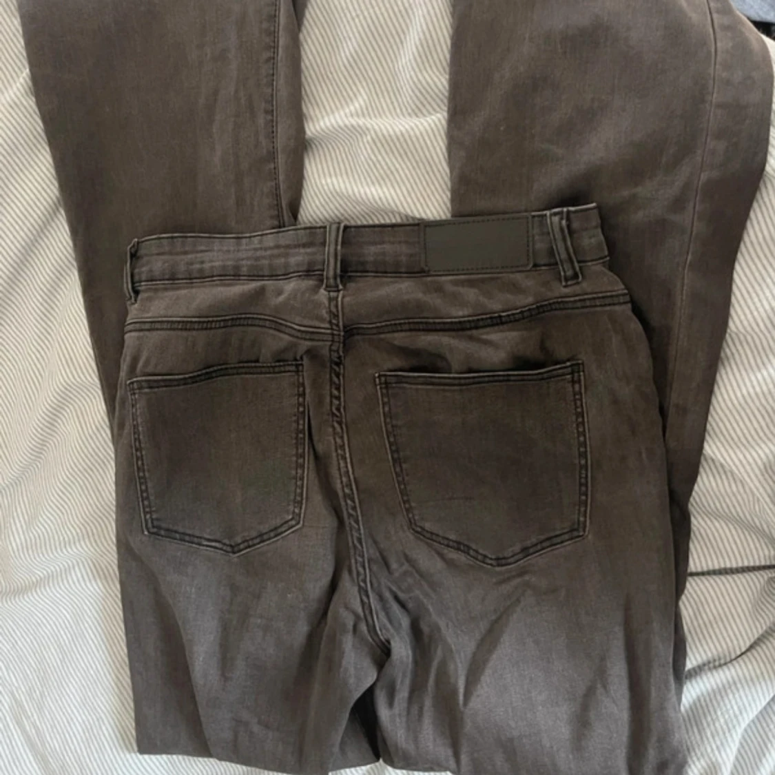 Grå bootcut jeans  - 3