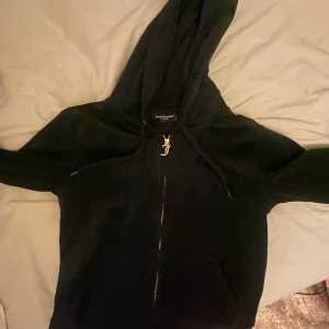 Juciy couture tröja - Den är jättebra i skick använda några gånger men den är lite trasig i snörningen i luvan men inget annat konstigt med den ny pris 1500kr