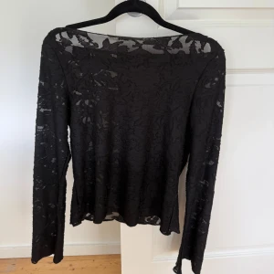 Svart spetströja från Gina Tricot - Säljer en svart långärmad i spets från Gina Tricot i storlek M men passar mig som har S. Använd 1 gång. 