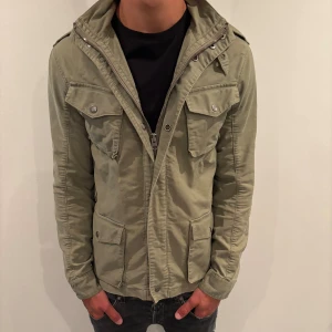 Woolrich jacka  - Hej! Säljer nu denna väldigt snygga och eftertraktade Woolrich jackan!  Jackan är slutsåld överallt och går inte att få tag på… jackan är perfekt nu till hösten/vintern  Storlek M  Skick 9,5/10  Ny pris: 6000 kr Säljs för: 1499 kr 