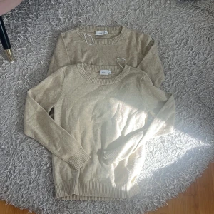 Beige stickad tröja från VILA - Säljer en beige stickad tröja från VILA med rund halsringning och ribbade muddar vid ärmslut och nederkant. Enkel och stilren modell som är perfekt att slänga på sig när det är lite kyligare ute. Finns två 