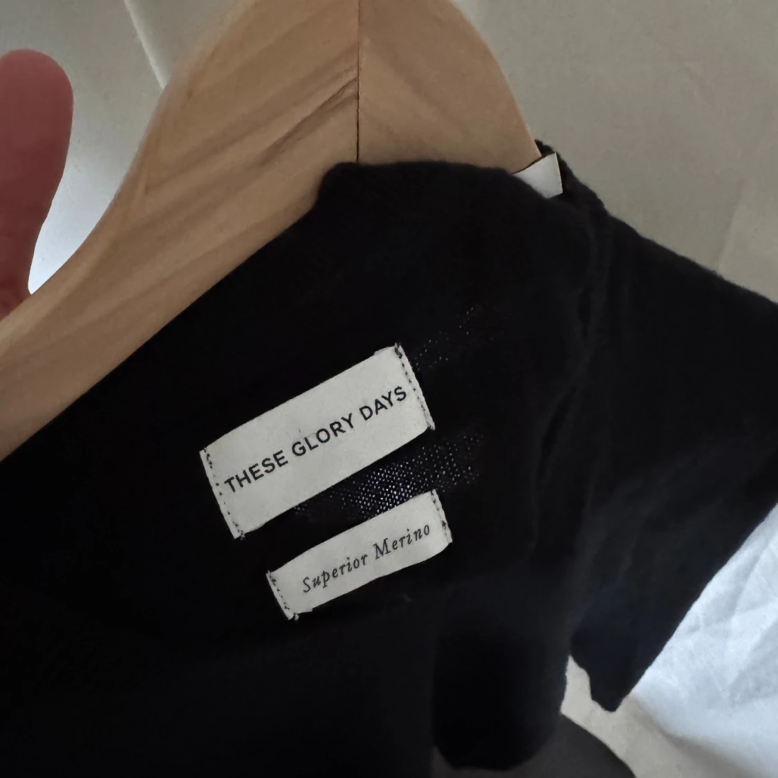 Svart merinoulltröja från These Glory Days - 1