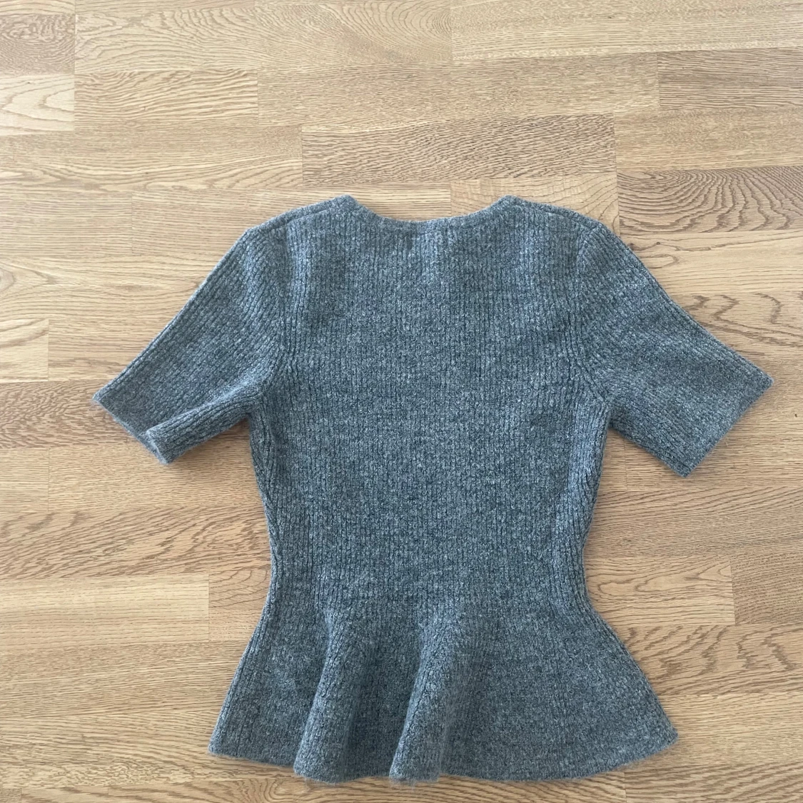 Grå ribbad topp - 1