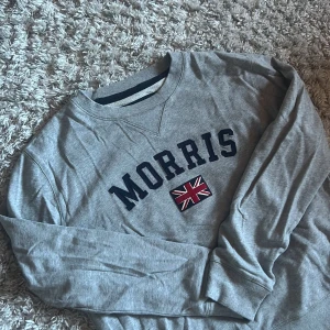 Morris crewneck - Säljer denna riktigt snygga gråa Morris Crewneck. Tröjan är i storlek L och är i bra skick, inga defekter. Bara att skriva över frågor och funderingar.