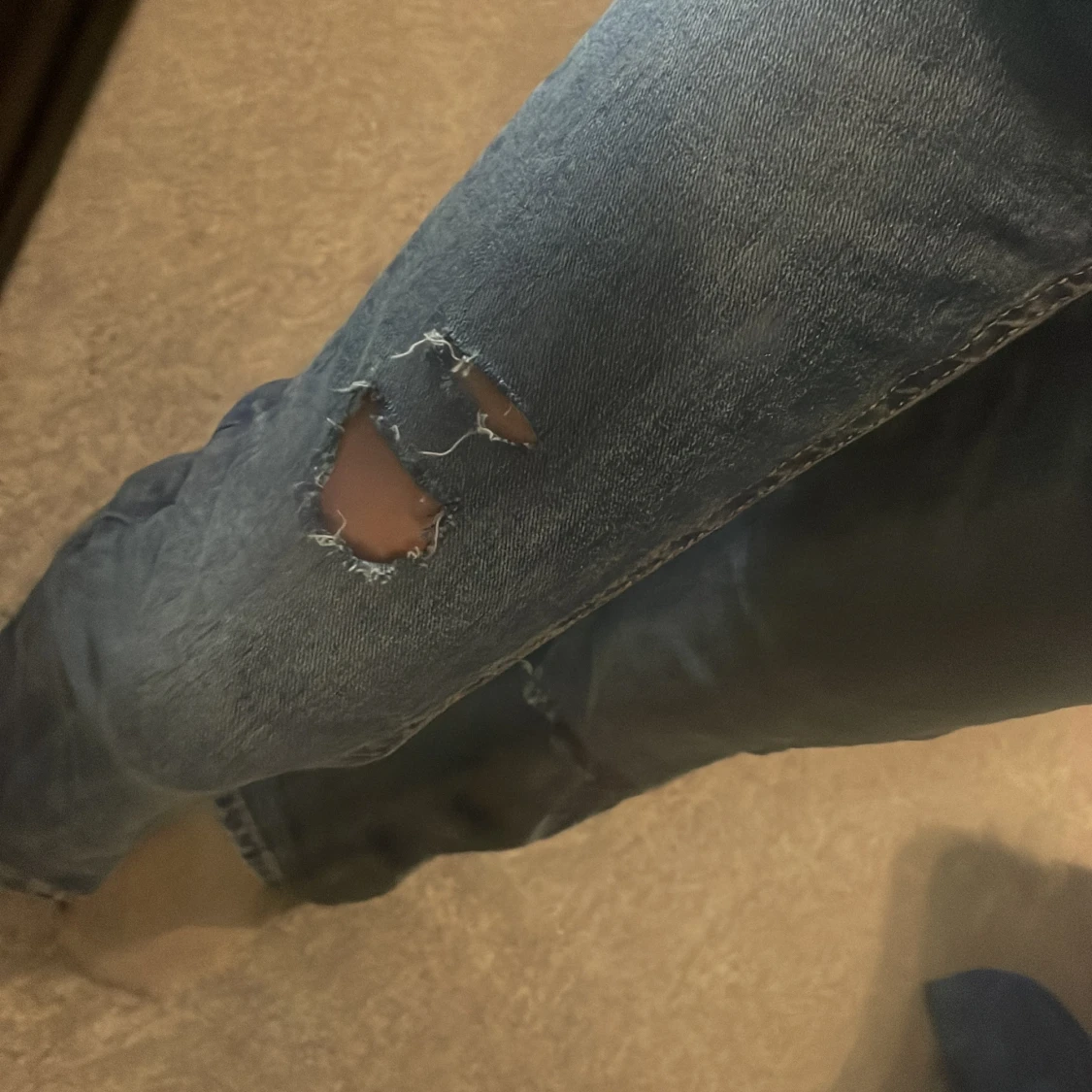 Blå bootcut jeans med slitningar - 2