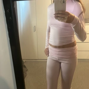 Ljusrosa set i stretch - Säljer ett ljusrosa set, med yogapants och tunn långärmad💞 priset går att diskutera💞